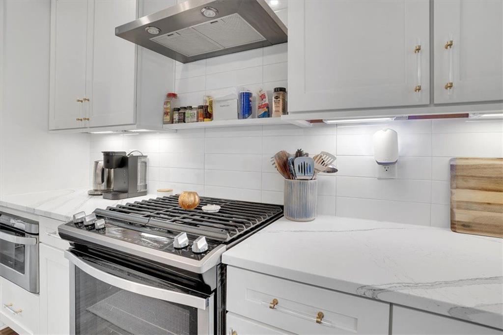 775 Hamilton Circle Southeast Atlanta, GA 30312 - Photo 12 of 24 a kitchen with stove and cabinets