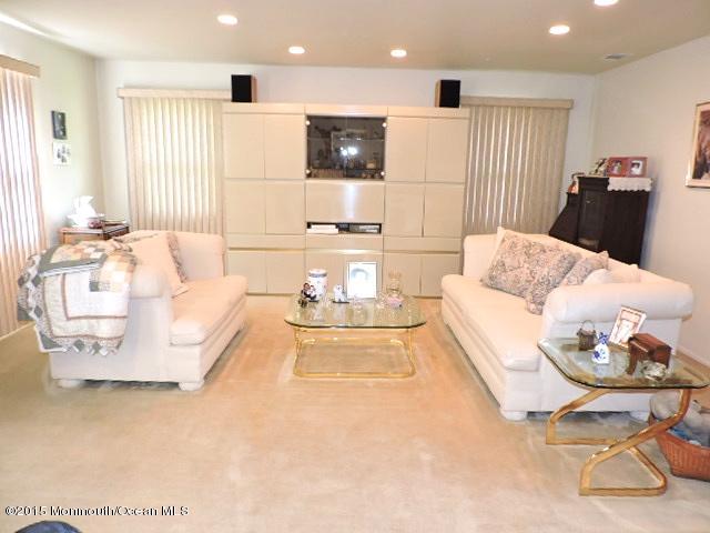 14 Collingwood Road Marlboro, NJ 07746 - Photo 4 of 21 Living Room