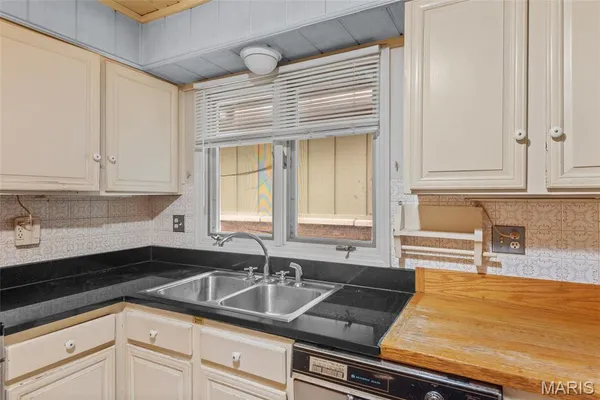 $329,900 | 11 Glen Hollow Road, Glen Carbon, IL 62034