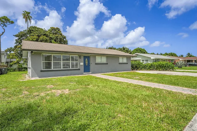 a view of a house with a backyard