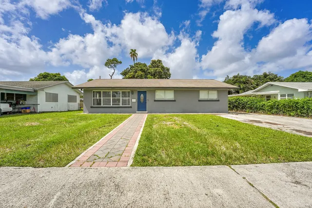 a view of house with a yard
