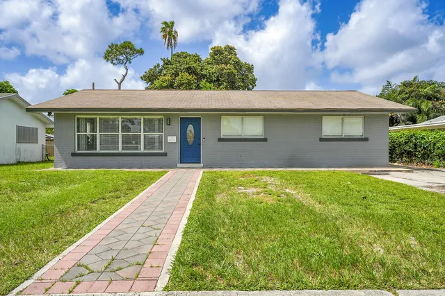 a view of a house with a yard