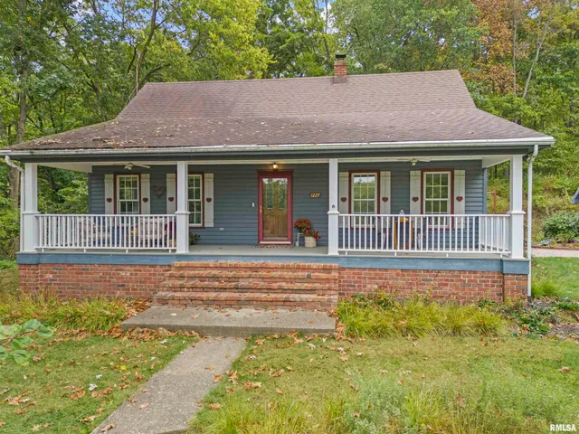 $530,000 | 1227 East Hallock Hollow Road, Chillicothe, IL 61523