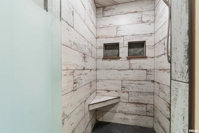 $530,000 | 1227 East Hallock Hollow Road, Chillicothe, IL 61523