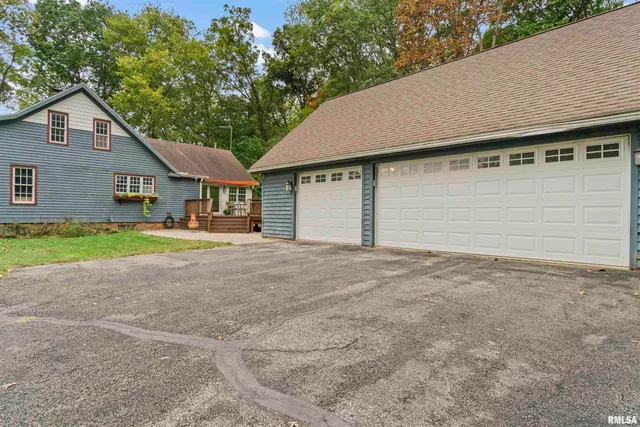 $530,000 | 1227 East Hallock Hollow Road, Chillicothe, IL 61523