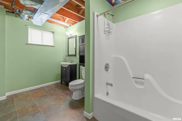 $530,000 | 1227 East Hallock Hollow Road, Chillicothe, IL 61523