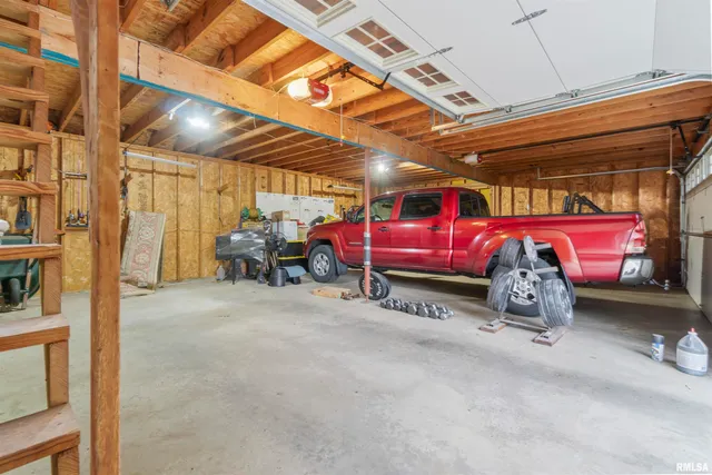 $530,000 | 1227 East Hallock Hollow Road, Chillicothe, IL 61523