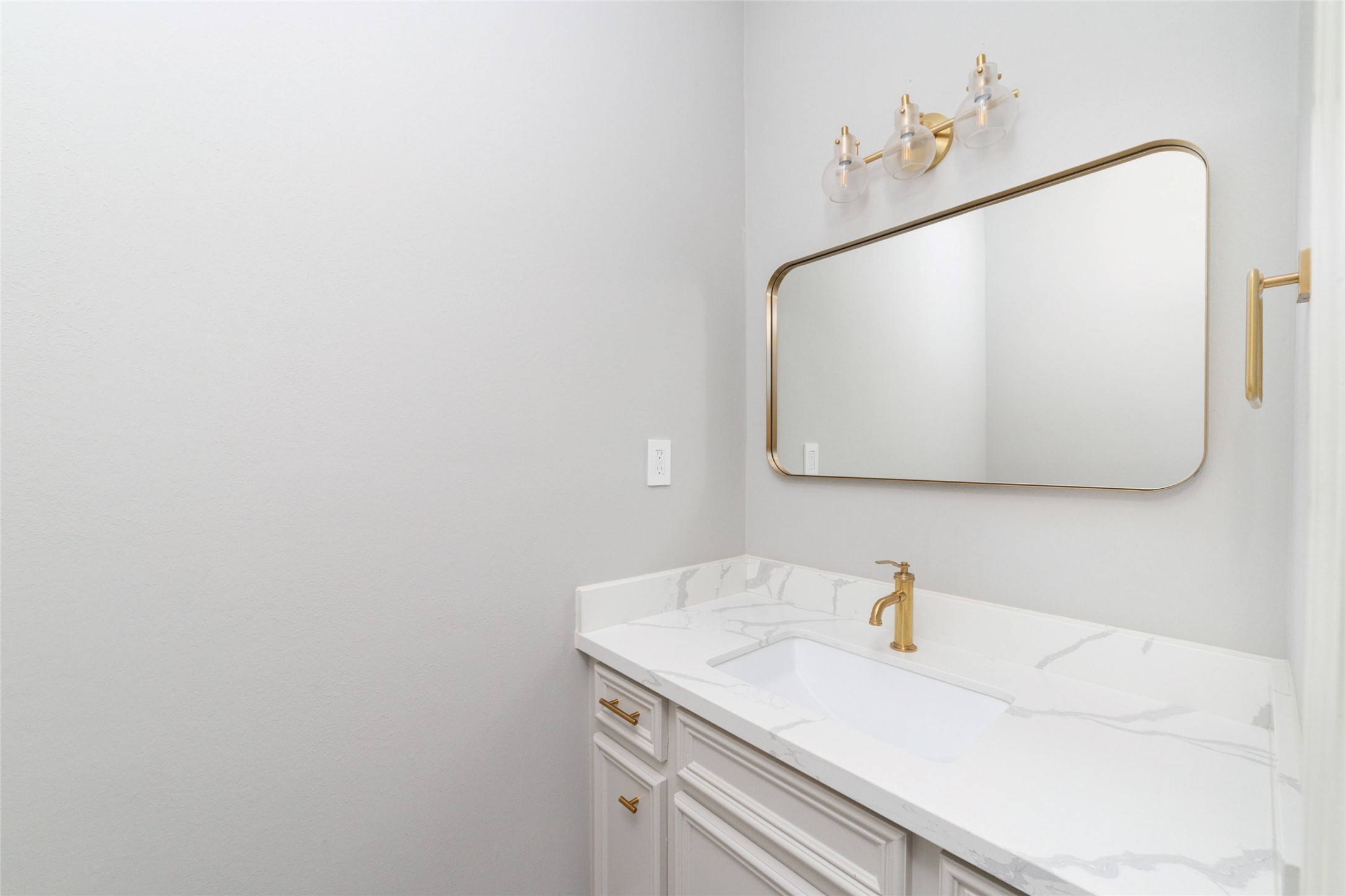 1516 Park Street, Unit B Houston, TX 77019 - Photo 19 of 20 a bathroom with a sink and a mirror