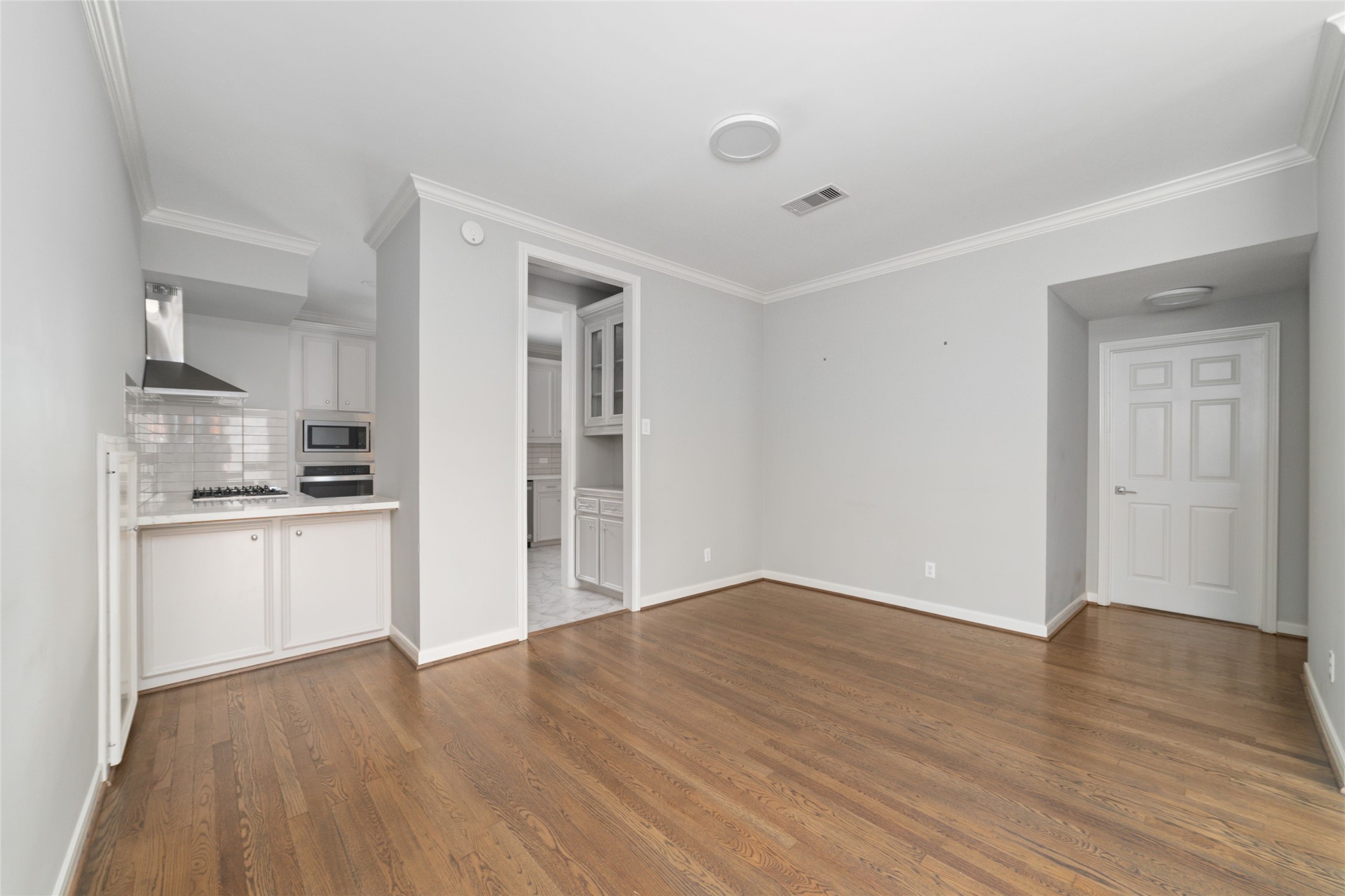 1516 Park Street, Unit B Houston, TX 77019 - Photo 6 of 20 a view of kitchen with wooden floor and electronic appliances