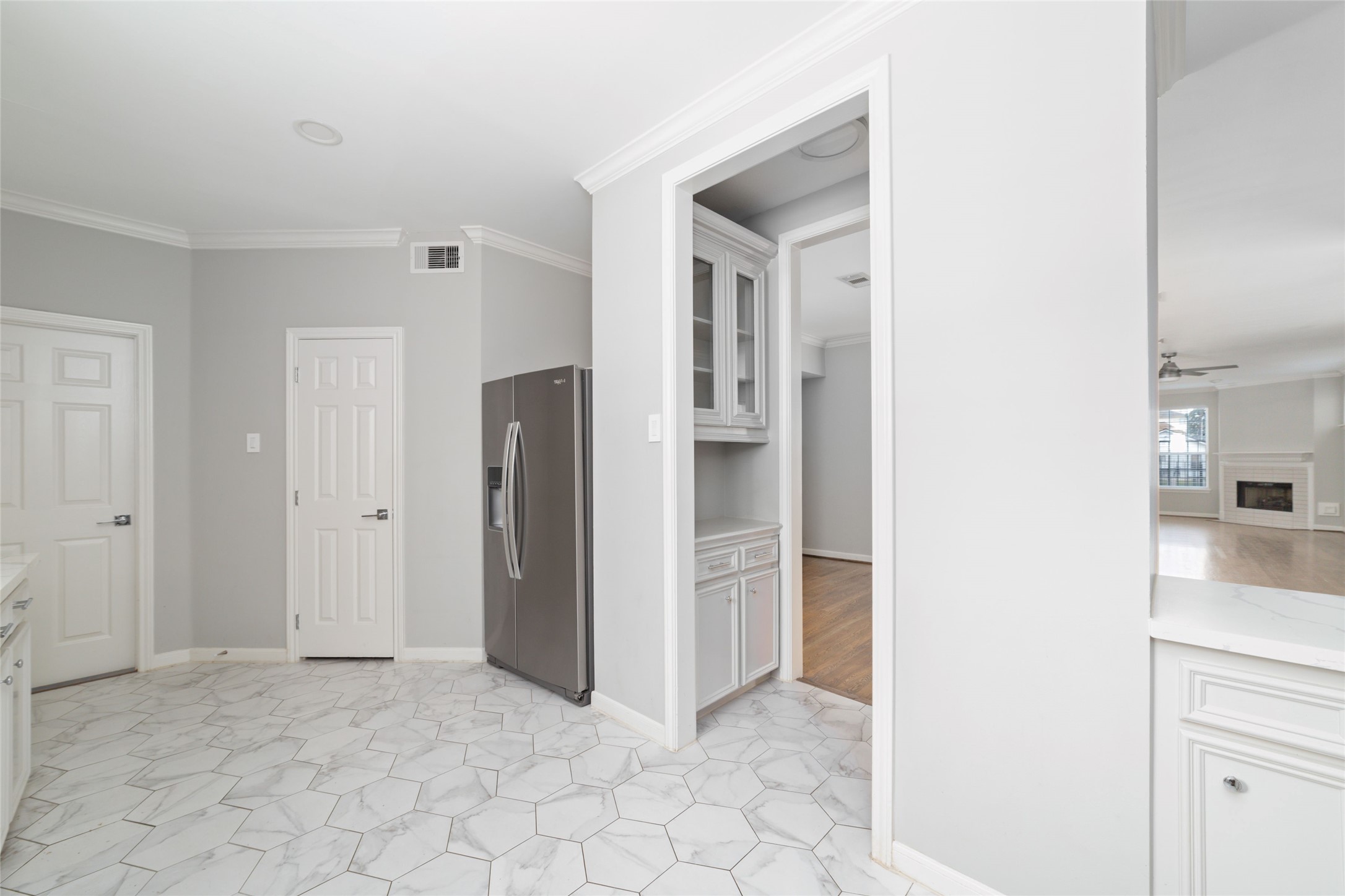 1516 Park Street, Unit B Houston, TX 77019 - Photo 9 of 20 a view of a hallway with a kitchen