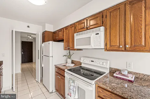 $560,000 | 2018 Walnut Street, Unit 5B, Philadelphia, PA 19103