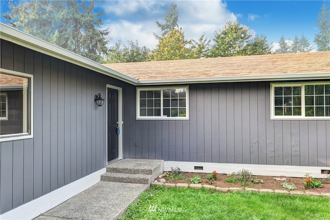 2623 171st Street Southeast Bothell, WA 98012 - Photo 2 of 26 a backyard of a house