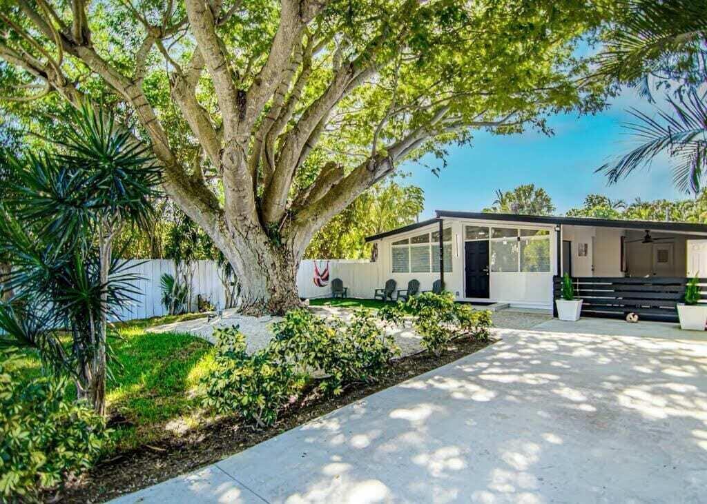 462 Hastings Street Boca Raton, FL 33487 - Photo 2 of 28 a front view of a house with garden