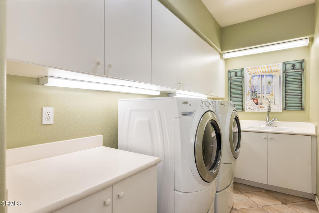 3710 Sunset Ridge Road Altadena, CA 91001 - Photo 34 of 45 a utility room with dryer and washer