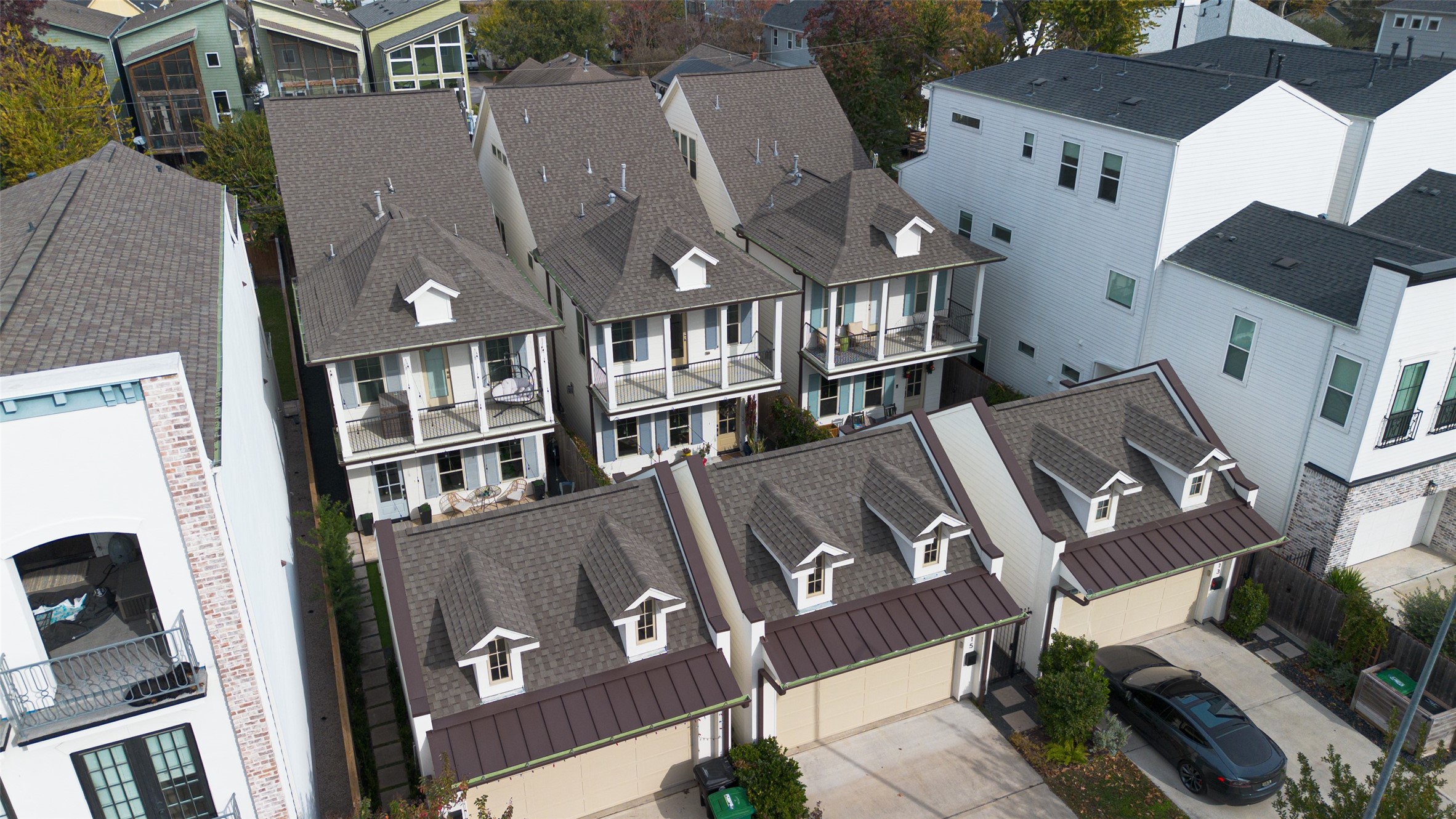 515 West 25th Street Houston, TX 77008 - Photo 32 of 35 Elevated aerial perspective showcasing the impressive span and layout of the home within a thoughtfully designed set of residences.