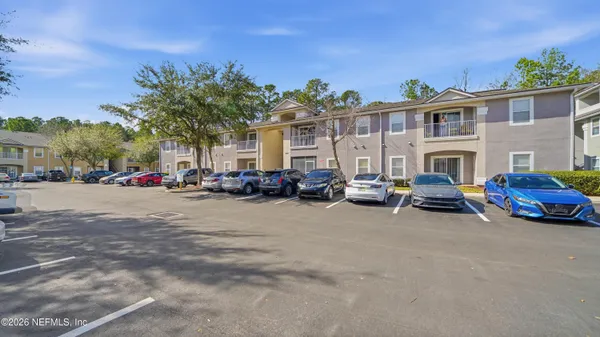 a group of cars parked in front of a building