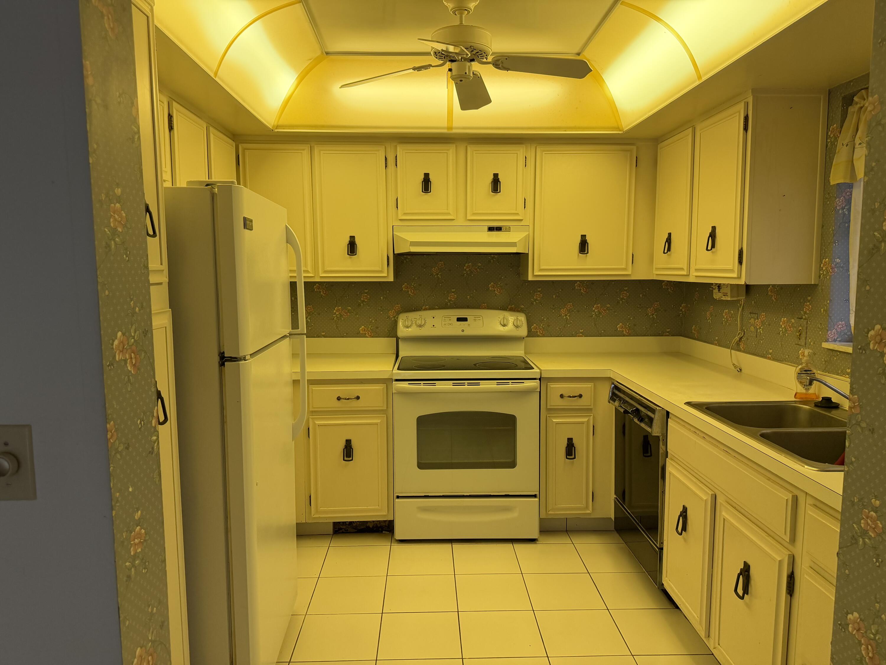 419 Pine Tree Court, Unit 20 Atlantis, FL 33462 - Photo 5 of 20 IMG_8120