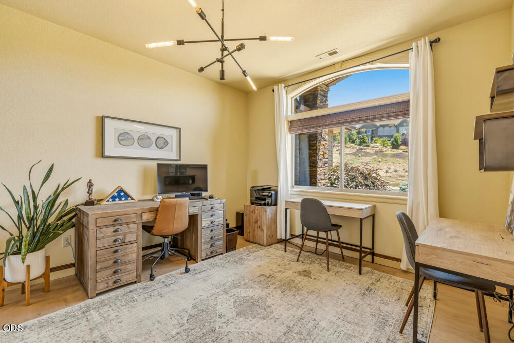 1354 Ridgecrest Drive Klamath Falls, OR 97601 - Photo 8 of 45