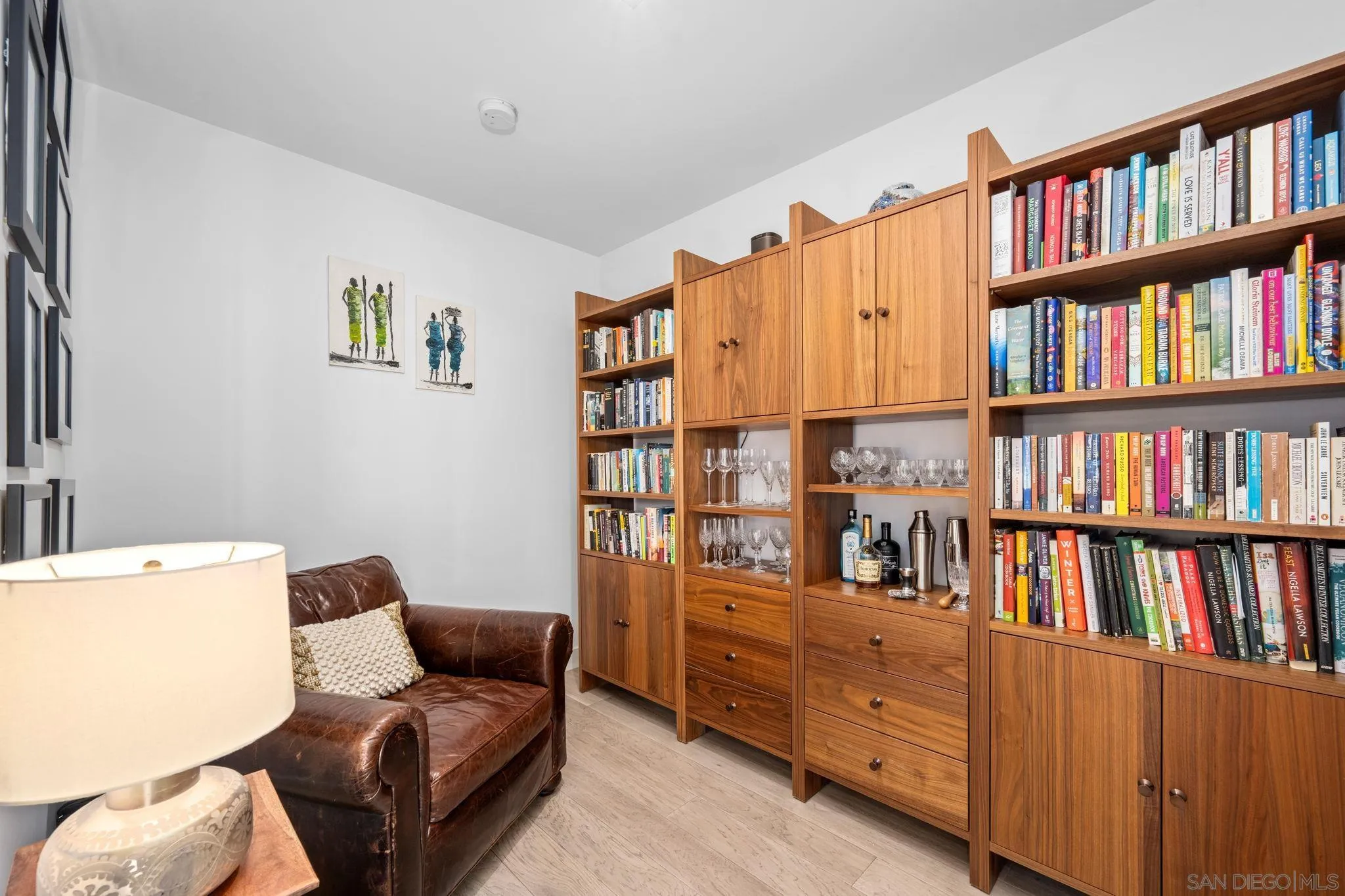 2604 Fifth Avenue, Unit 804 San Diego, CA 92103 - Photo 26 of 72 a living room with furniture and a book shelf