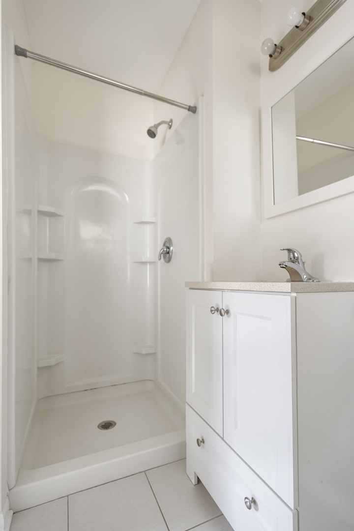 635 Love Street Elk Grove Village, IL 60007 - Photo 12 of 20 a bathroom with a shower and a tub