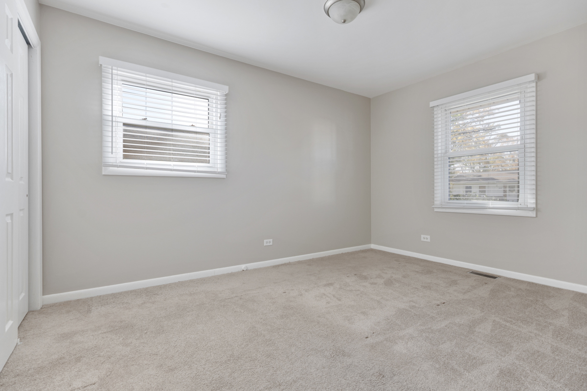 635 Love Street Elk Grove Village, IL 60007 - Photo 13 of 20 an empty room with windows