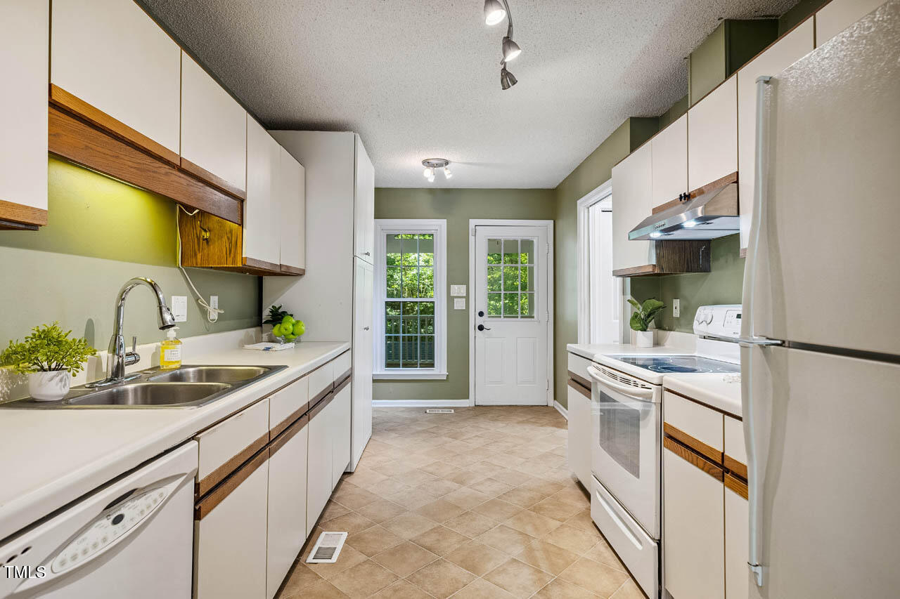 4117 Olde Coach Road Durham, NC 27707 - Photo 9 of 37 4117OldeCoachRd-025
