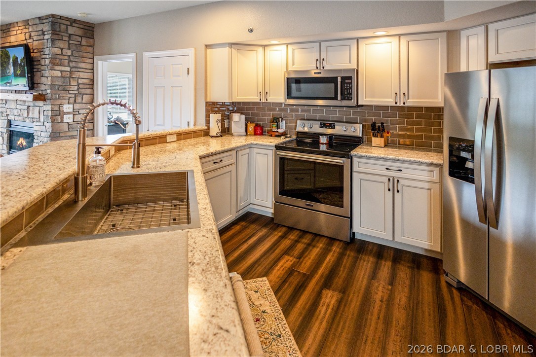 68 Lighthouse Road, Unit 121 Lake Ozark, MO 65049 - Photo 3 of 30 Kitchen.