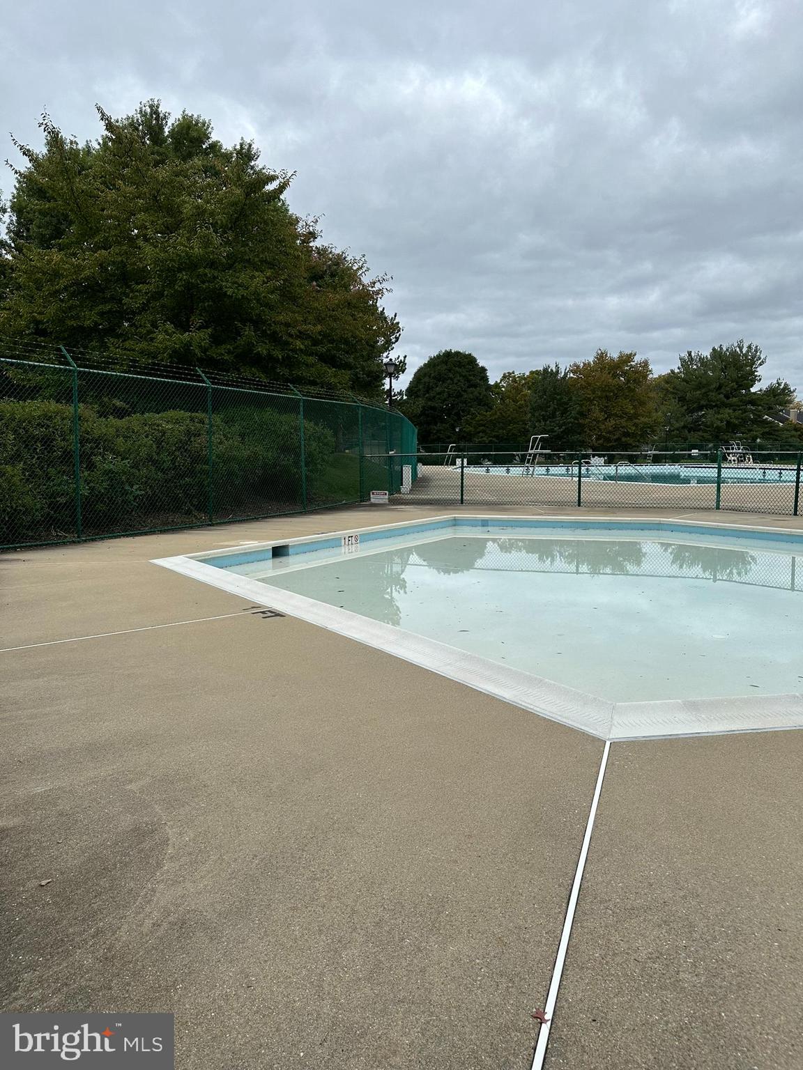 18334 Streamside Drive, Unit 202 Gaithersburg, MD 20879 - Photo 51 of 61 a view of a basket ball ground