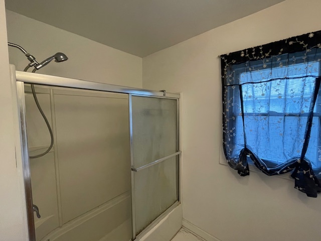 802 Westminster Road Joliet, IL 60435 - Photo 13 of 15 a bathroom with a shower