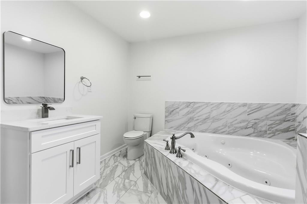 2275 Country Club Lane Southwest Atlanta, GA 30311 - Photo 19 of 32 a bathroom with a bathtub and a sink