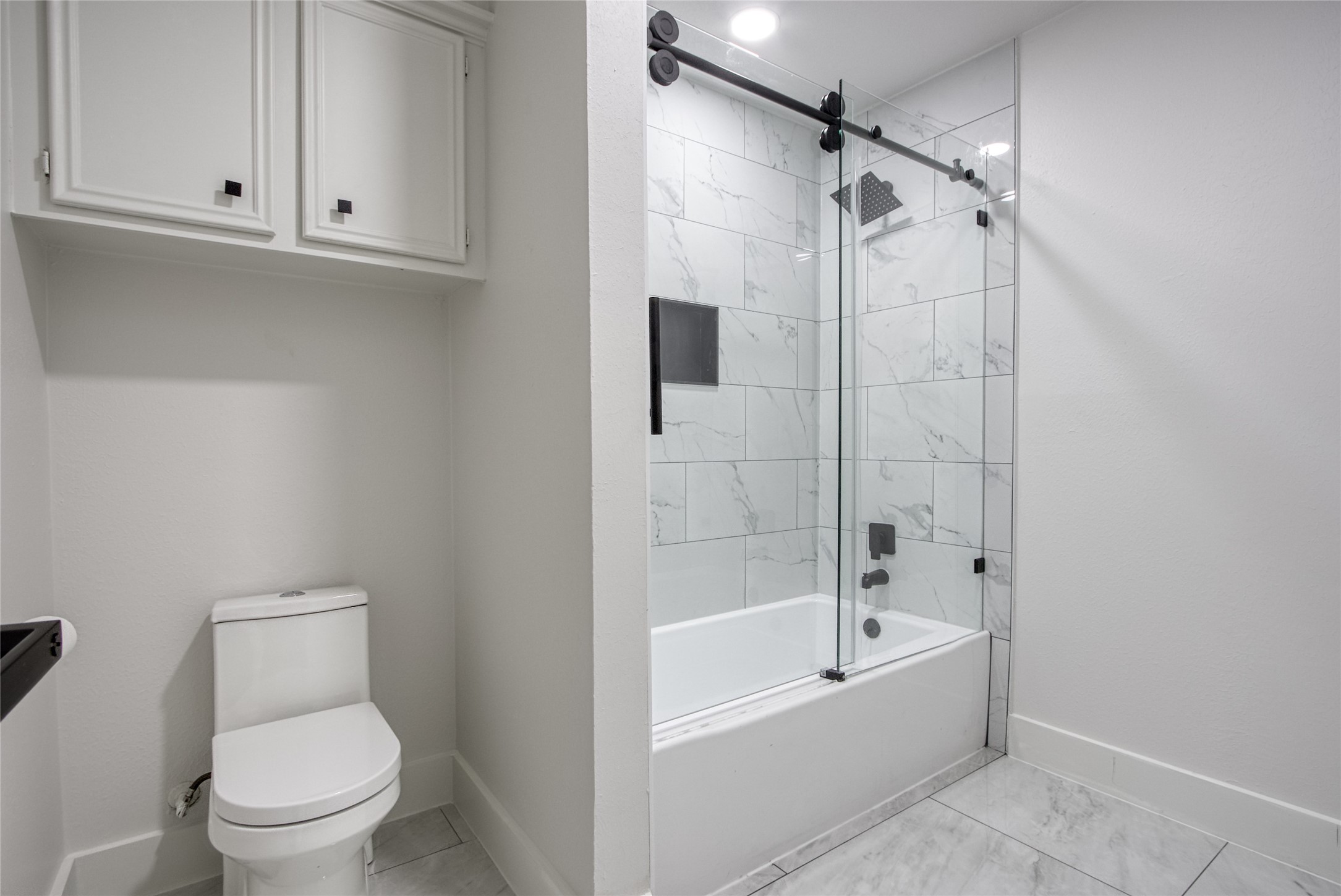 9211 Godstone Lane Spring, TX 77379 - Photo 22 of 30 a bathroom with a bathtub and a toilet