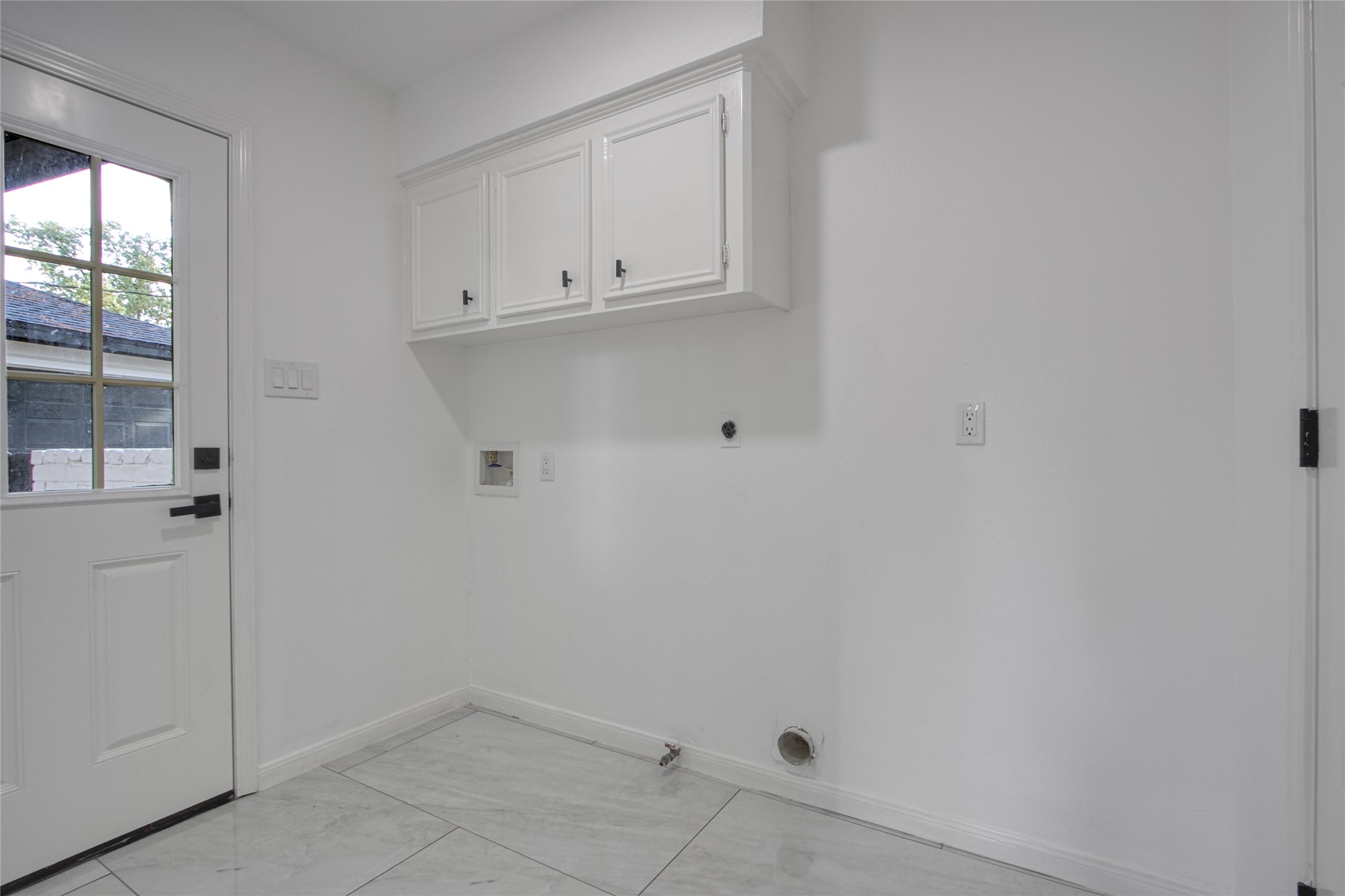 9211 Godstone Lane Spring, TX 77379 - Photo 27 of 30 a view of cabinets and window