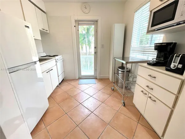 $2,500 | 8036 Harding Avenue, Unit 3, Miami Beach, FL 33141