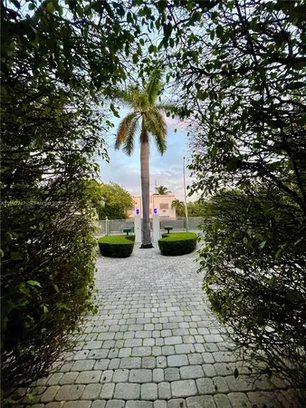 $2,500 | 8036 Harding Avenue, Unit 3, Miami Beach, FL 33141