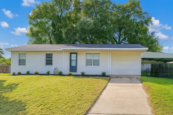 a view of a house with a yard