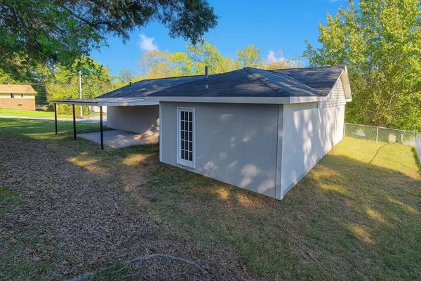 a view of a house with a yard