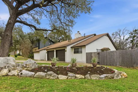 a view of backyard of the house