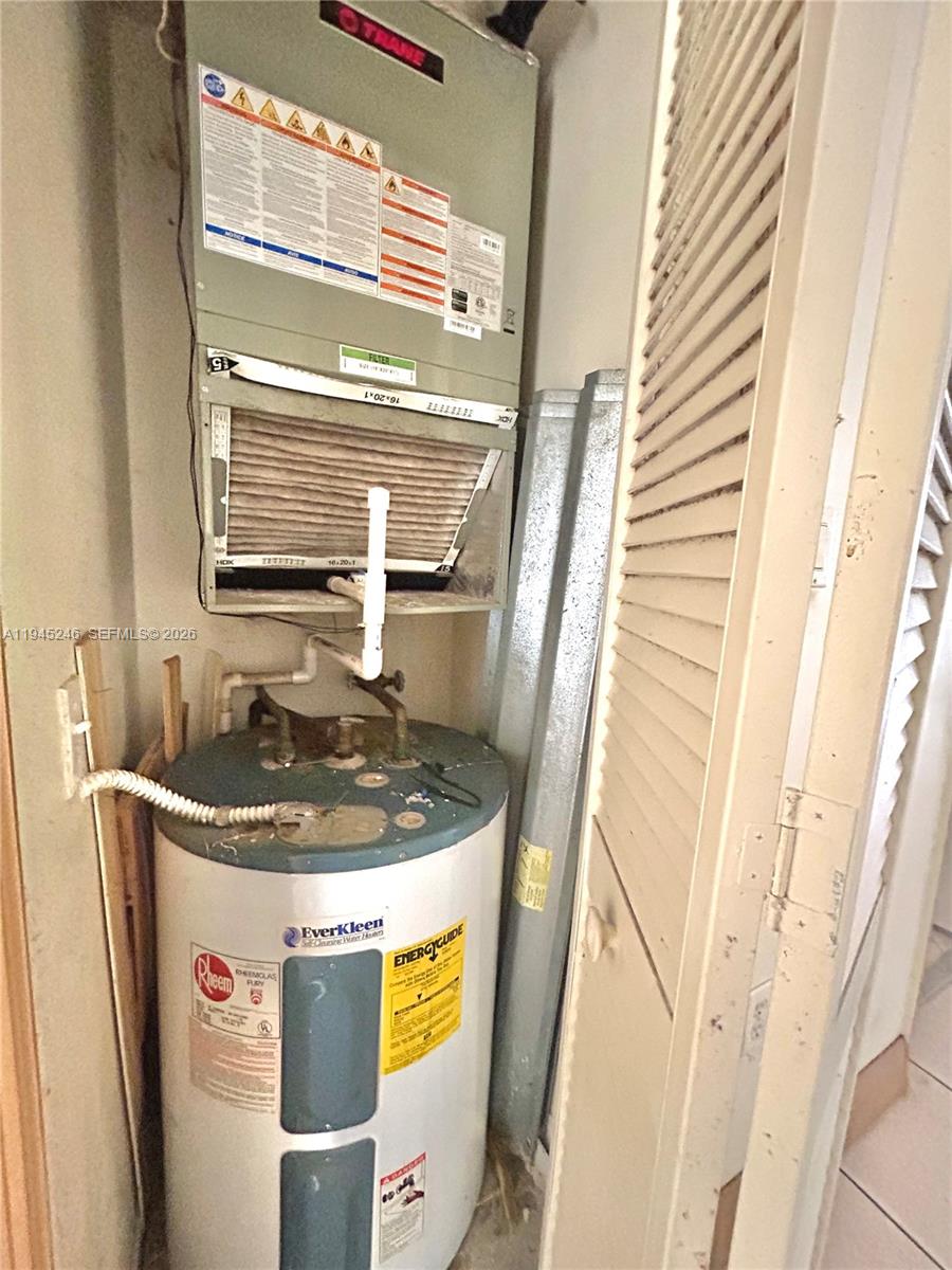 1250 Southeast 29th Street, Unit 20258 Homestead, FL 33035 - Photo 10 of 13 a bathroom with a sink and a mirror