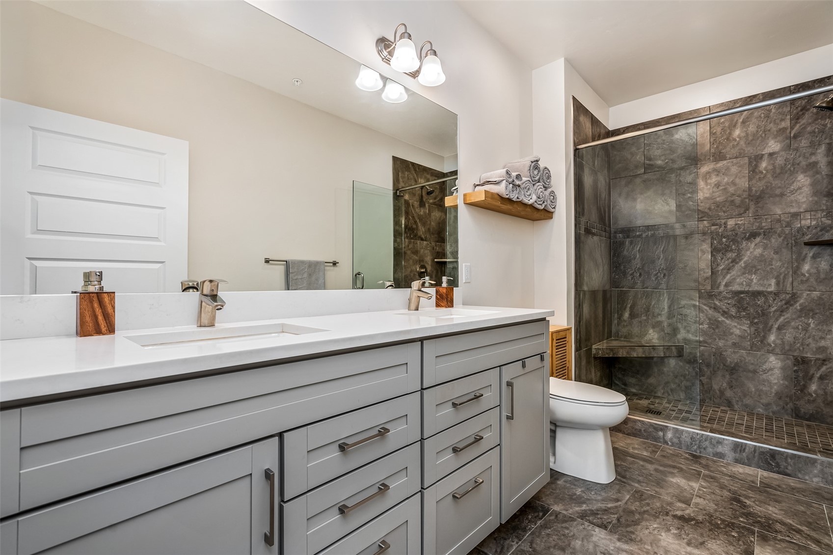 23 Clearwater Way, Unit 102 Keystone, CO 80435 - Photo 19 of 47 Primary Suite Bathroom