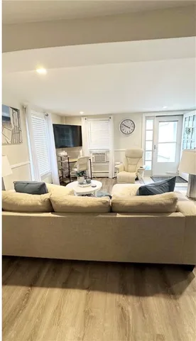 $2,500 | 227 Thames Street, Unit 1, Bristol, RI 02809