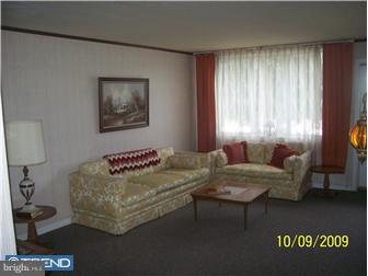 3368 Fordham Road Philadelphia, PA 19114 - Photo 4 of 9 Living Room
