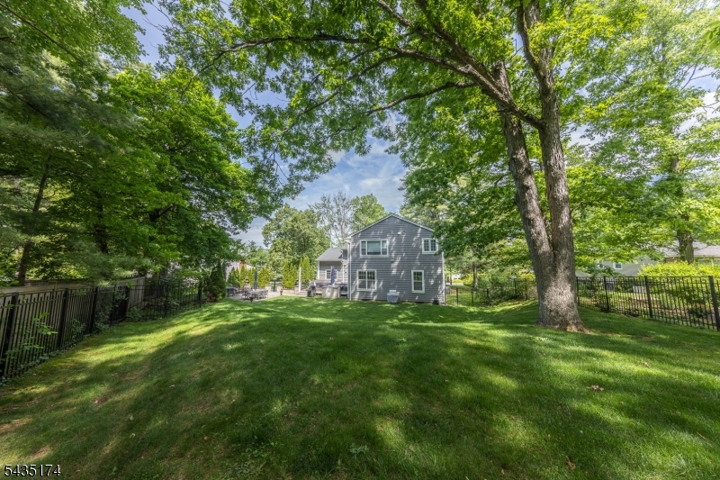 27 Burlington Road Berkeley Heights, NJ 07974 - Photo 16 of 35
