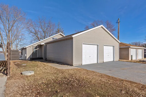 $499,900 | 1234 Bakers Bay Road, Kasota, MN 56050