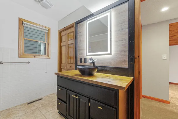 $499,900 | 1234 Bakers Bay Road, Kasota, MN 56050