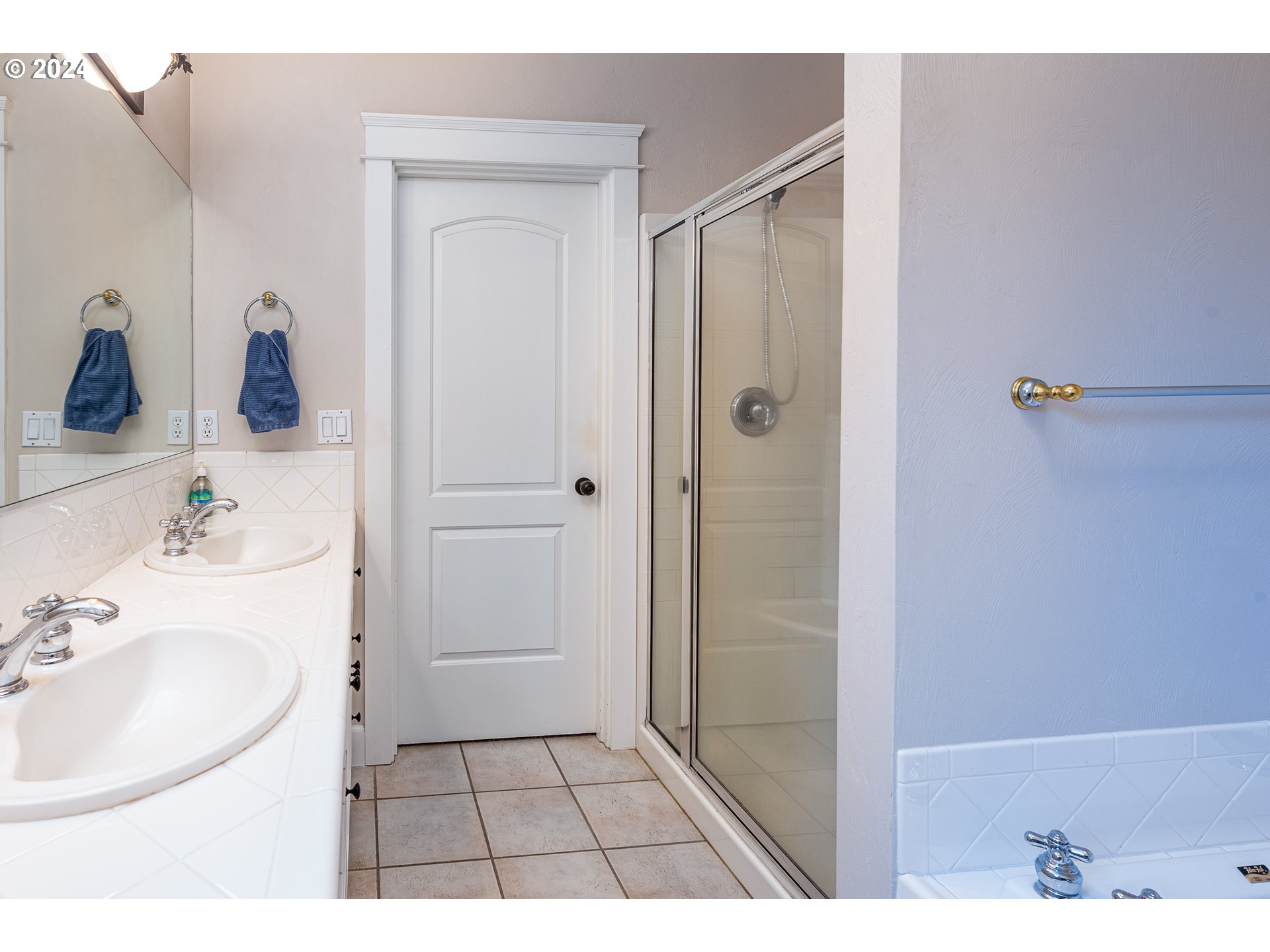 701 Blackstone Street Springfield, OR 97477 - Photo 18 of 40 a bathroom with a sink a mirror and shower