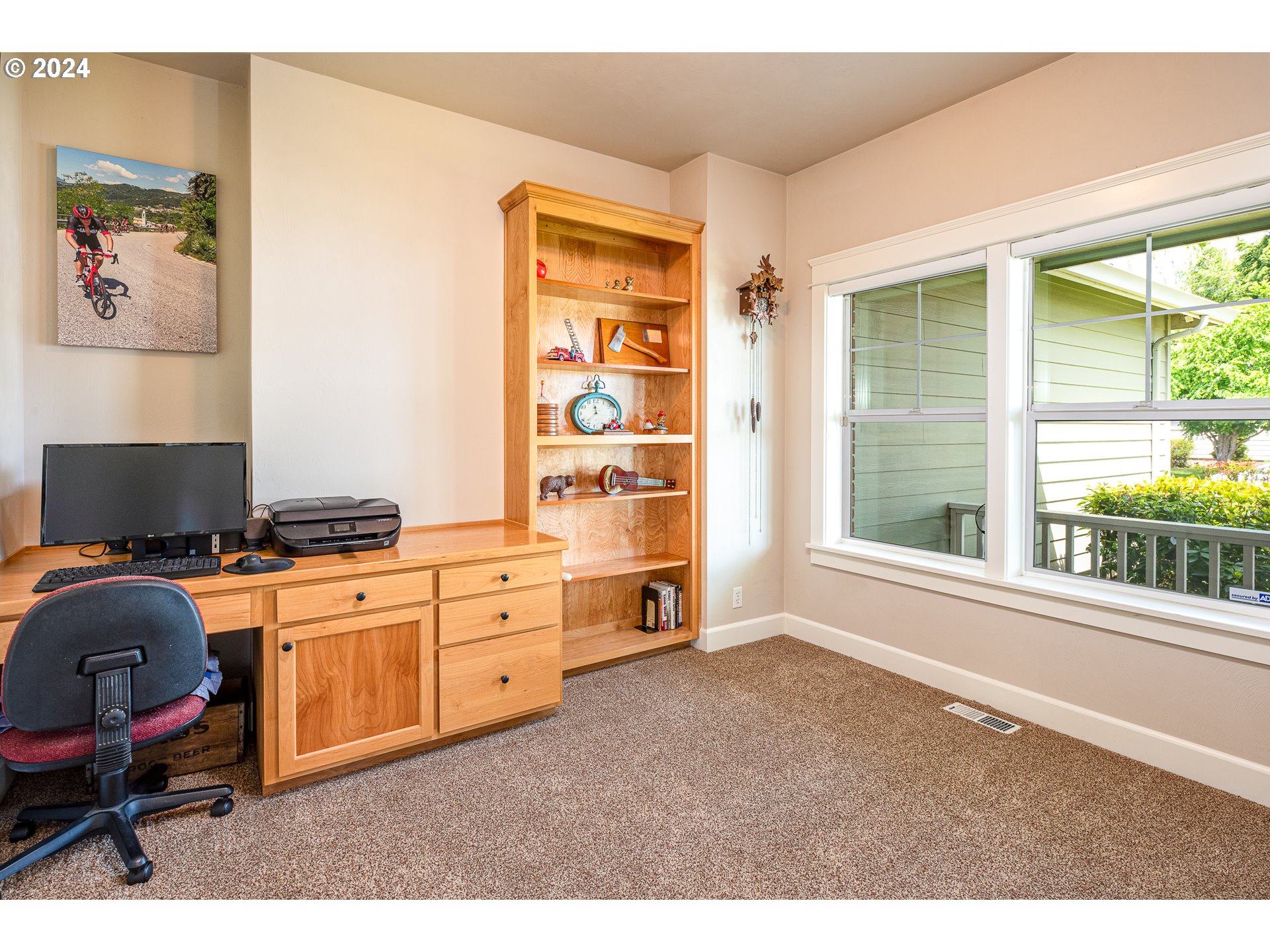 701 Blackstone Street Springfield, OR 97477 - Photo 21 of 40 a workspace with furniture and window