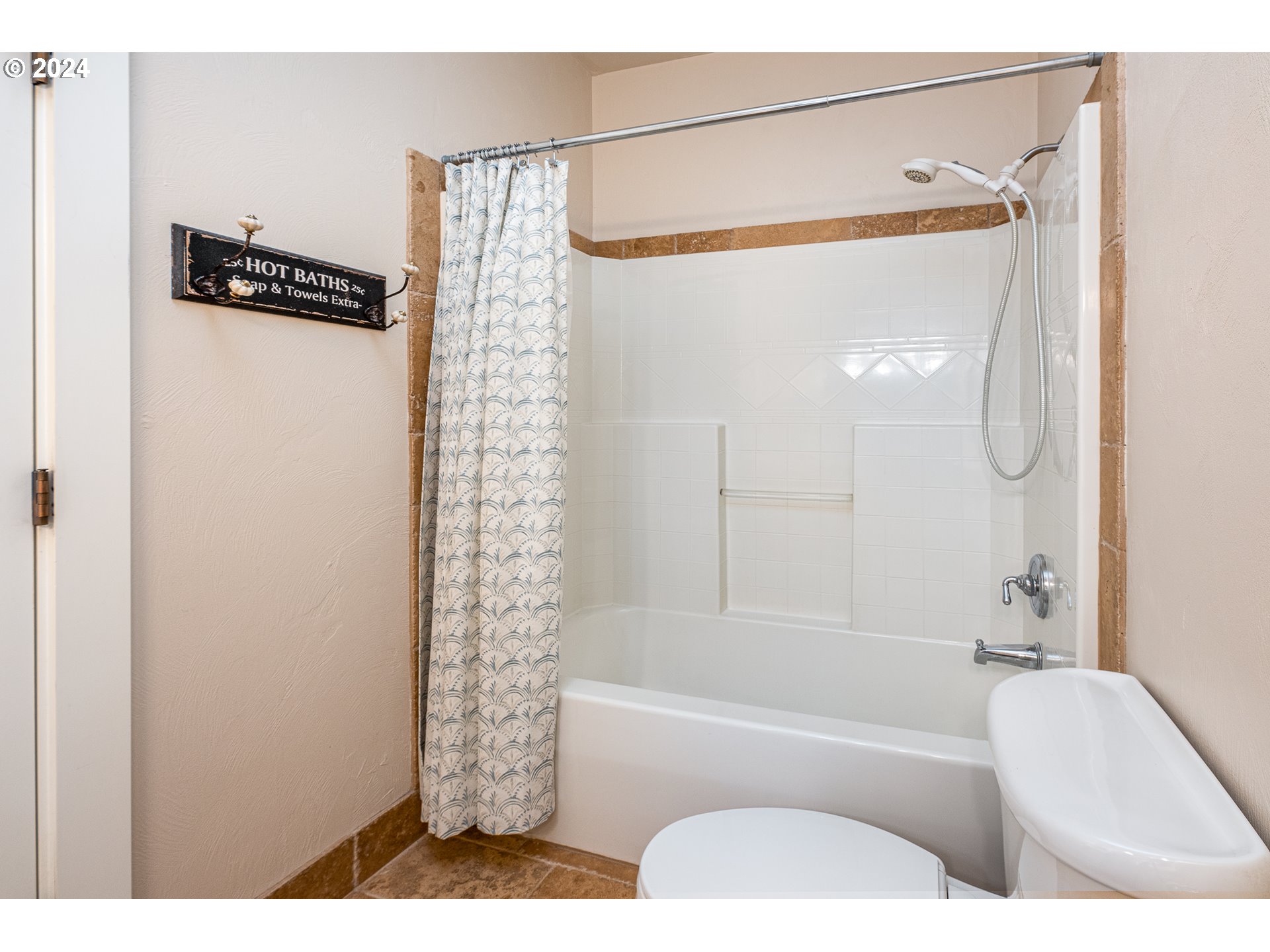 701 Blackstone Street Springfield, OR 97477 - Photo 23 of 40 a bathroom with a bathtub and a shower