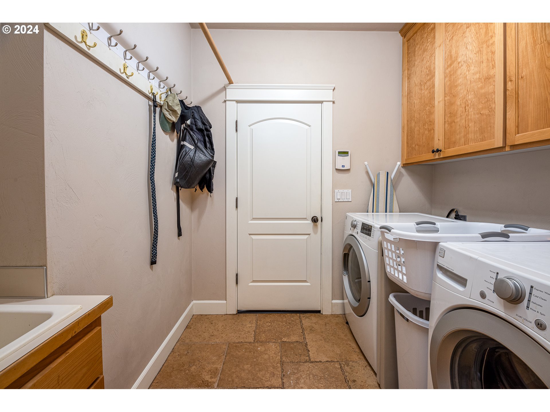 701 Blackstone Street Springfield, OR 97477 - Photo 26 of 40 a utility room with dryer and washer