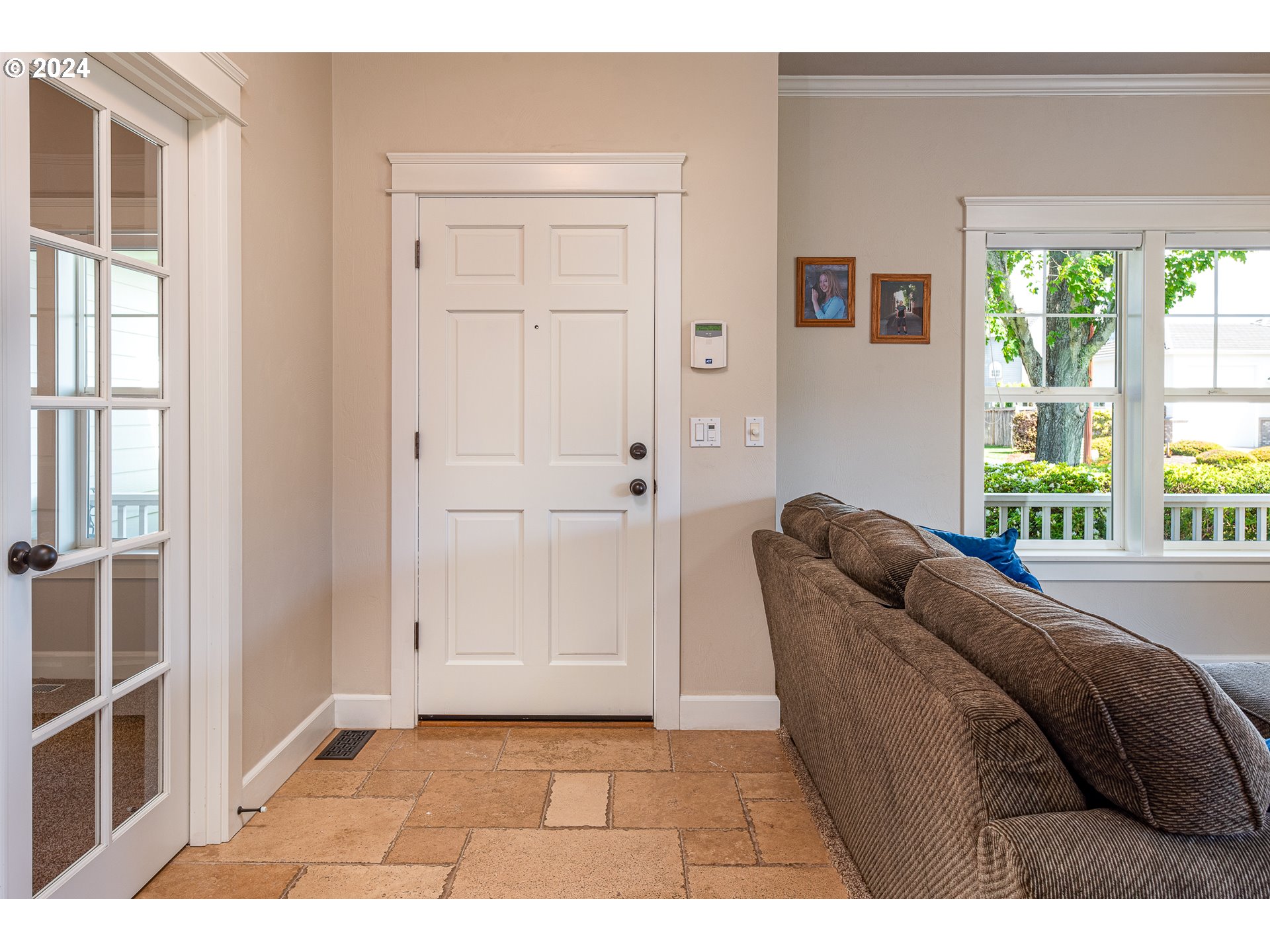 701 Blackstone Street Springfield, OR 97477 - Photo 5 of 40 a living room with furniture and a window
