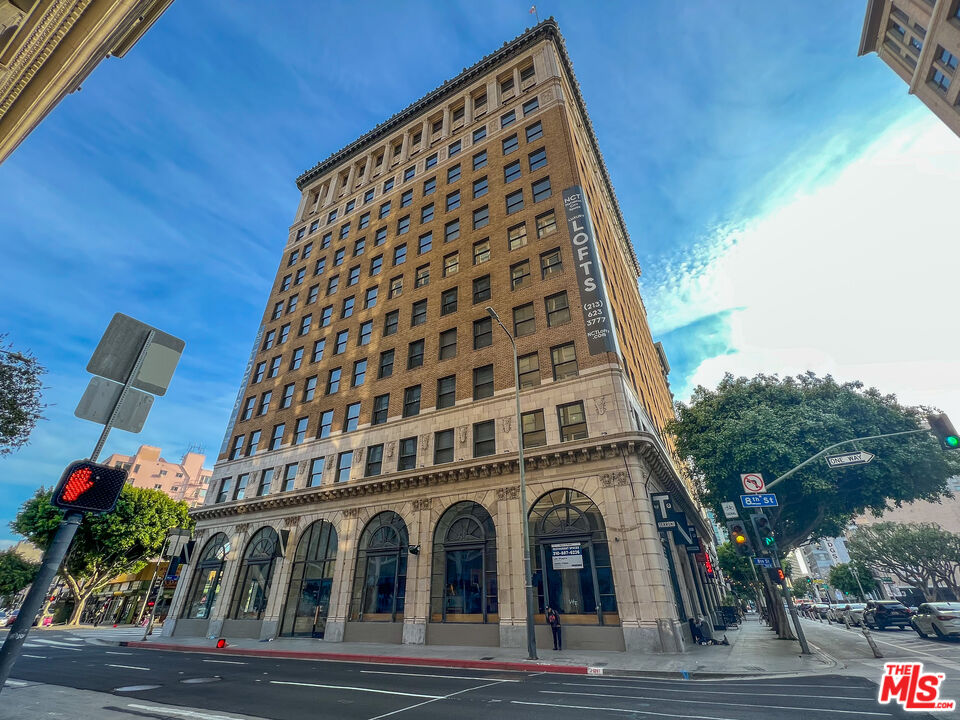 810 South Spring Street, Unit 801 Los Angeles, CA 90014 - Photo 21 of 21 a view of a large building